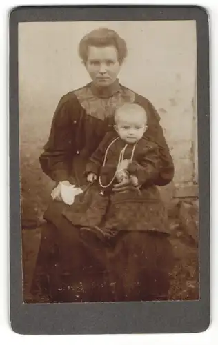 Fotografie Fotograf & Ort unbekannt, hübsche Mutter mit niedlichem kleinen Mädchen im bezauberndem Kleid