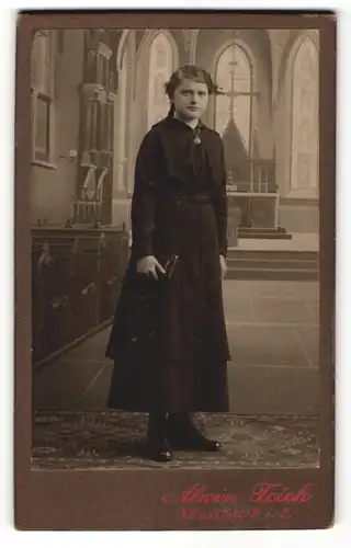 Fotografie Alwin Teich, Neustadt i. S., Portrait schönes junges Mädchen im schwarzen Kleid mit Halskette und Buch