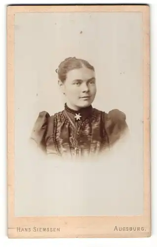 Fotografie Hans Siemssen, Augsburg, Portrait hübsches lächelndes Fräulein mit Brosche am Kragen