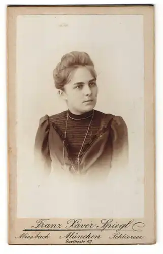 Fotografie Franz Xaver Spiegl, Miesbach, Portrait blonde junge Schönheit mit Halskette