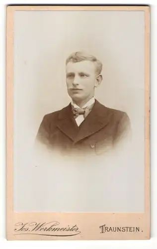 Fotografie Jos. Werkmeister, Traunstein, Portrait blonder junger Mann mit Schnurrbart und Fliege im Anzug