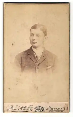 Fotografie B. Wehle, Dresden, Portrait charmanter junger Mann mit Scheitel im karierten Jackett und Einstecktuch