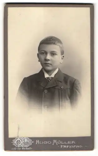 Fotografie Hugo Müller, Freiberg i. S., Portrait Junge in einer Jacke