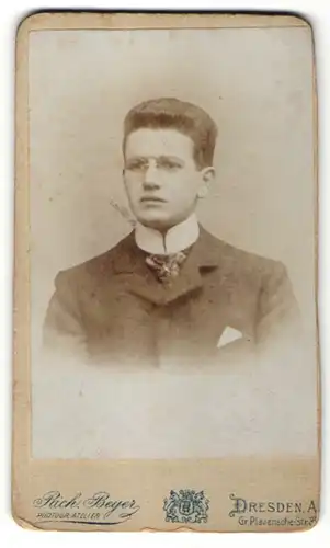 Fotografie Rich. Beyer, Dresden A., Portrait junger Mann mit Zwicker im Anzug