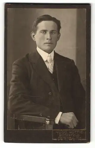 Fotografie Hugo Hüttig, Bitterfeld, Portrait Mann mit Krawatte im Anzug