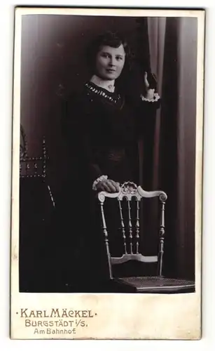 Fotografie Karl Mäckel, Burgstädt i / S., Portrait Mädchen mit Locken im bürgerlichen Kleid