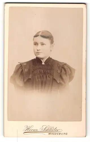 Fotografie Herm. Schlüter, Magdeburg, Portrait Mädchen im bürgerlichen Kleid mit zurückgebundenem Haar