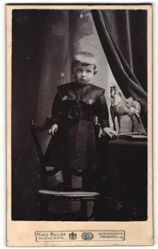 Fotografie Hugo Müller, Freiberg i / Sa., Portrait Mädchen im bürgerlichen Kleid auf einem Stuhl