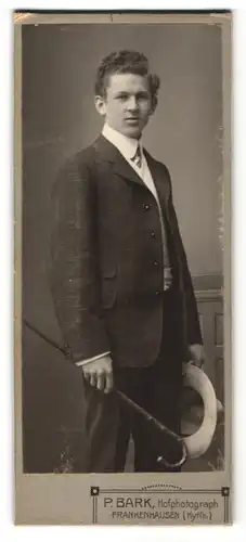 Fotografie P. Bark, Frankenhausen / Kyffh., Portrait charmant blickender junger Mann mit Hut und Gehstock im Anzug