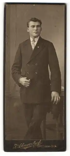 Fotografie R. Schwarzbach, Bitterfeld, Portrait charmanter dunkelhaariger Mann mit Krawatte im interessanten Anzug