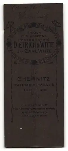 Fotografie Dietrich & Witte, Chemnitz, junger Mann mit charmantem Blick und Buch in der Hand