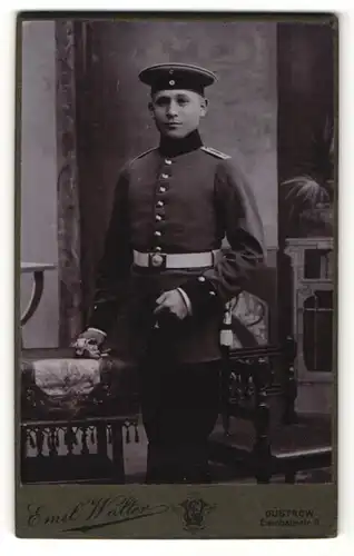 Fotografie Emil Walter, Güstrow, junger Soldat mit Schirmmütze und Zigarre in interessanter Uniform