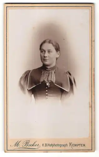 Fotografie M. Bscher, Kempten, Portrait lächelndes Fräulein mit zurückgebundenem Haar in aufregender Bluse