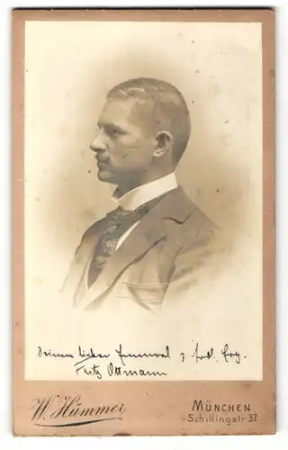 Fotografie W. Hümmer, München, Portrait hübscher junger Mann mit Schnurrbart in bedruckter Krawatte