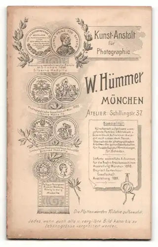 Fotografie W. Hümmer, München, Portrait hübscher junger Mann mit Schnurrbart in bedruckter Krawatte