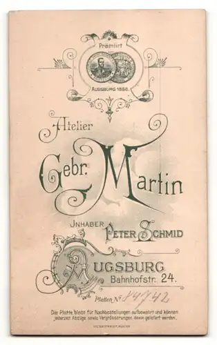 Fotografie Gebr. Martin, Augsburg, Portrait wunderschönes Fräulein mit Brosche und Ohrringen