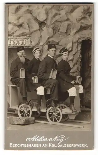 Fotografie Atelier Ney, Berchtesgaden, Bergleute mit Grubenlampe am Kgl. Salzbergwerk