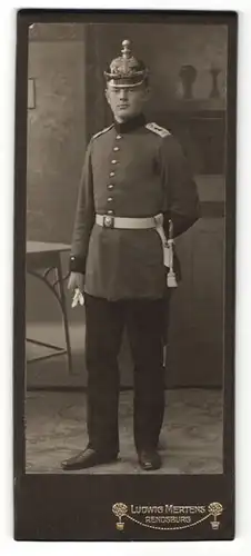 Fotografie Ludwig Mertens, Rendsburg, Artillerist in Uniform Rgt. 45 mit Artillerie-Pickelhaube