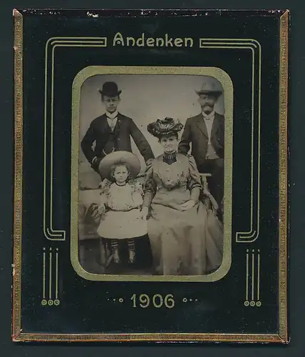 Fotografie Ferrotypie im Rahmen hinter Glas, Familie wohl gekleidet im Foto-Atelier, Jahreszahl 1906