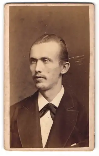 Fotografie P. E. Nickelsen, Westerland, Portrait Herr mit Silberblick, Augenfehlstellung