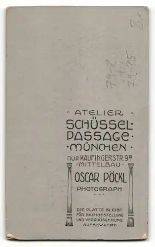 Fotografie Atelier-Schüssel-Passage, München, Portrait Student mit Mütze