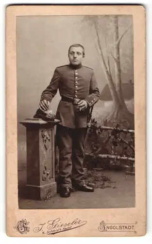 Fotografie J. Gieseler, Ingolstadt, Portrait Soldat mit Pickelhaube