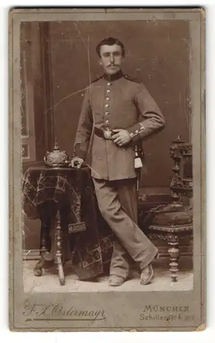 Fotografie F. X. Ostermayr, München, Portrait Soldat mit Bayern-Pickelhaube