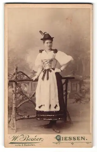 Fotografie W. Becker, Giessen, Portrait junge Frau in Tracht