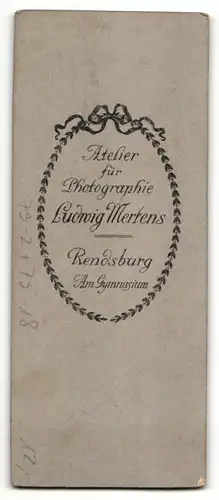 Fotografie Ludwig Mertens, Rendsburg, Portrait Sanitäter in Feldgrau mit Marschgepäck