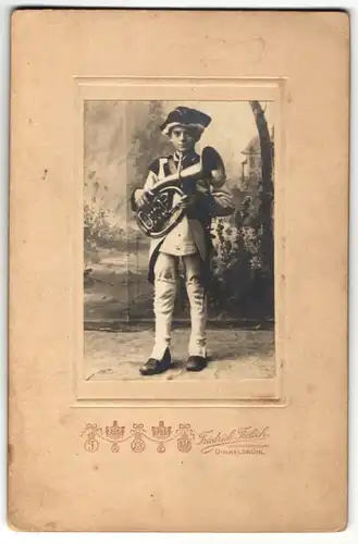 Fotografie Friedrich Frölich, Dinkelsbühl, Portrait junger Musiker mit Posaune in Kostüm