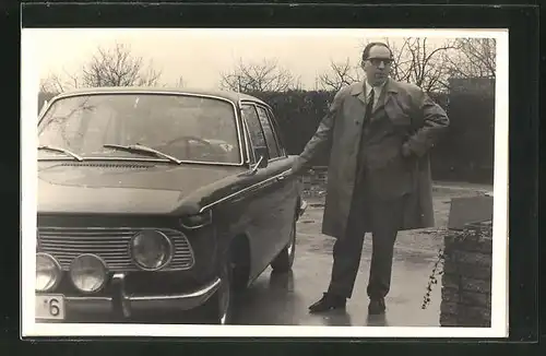 AK Mann mit Brille vor einem BMW