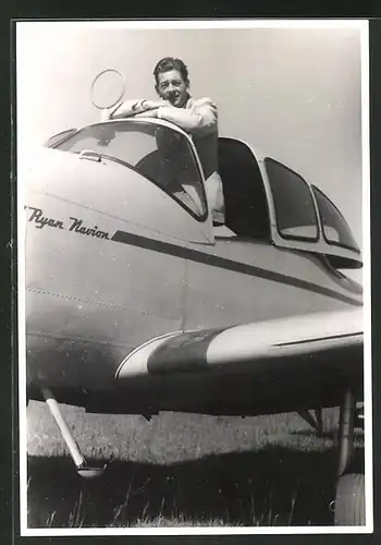 Foto-AK Pilot eines Motorflugzeuges in seiner Kanzel