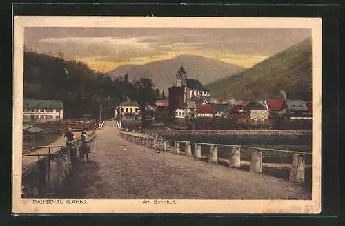 AK Dausenau / Lahn, Am Bahnhof bei Sonnenuntergang