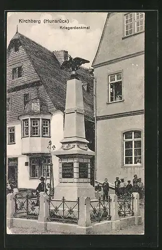 AK Kirchberg / Hunsrück, Kriegerdenkmal mit Gebäudeansicht und Kindern am Strassenrand