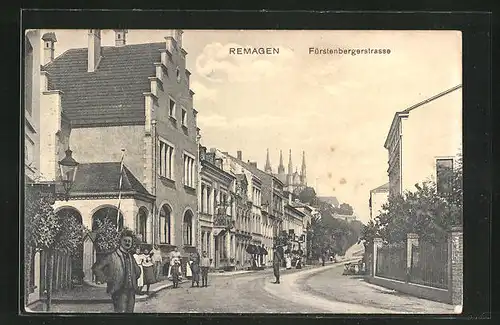 AK Remagen, Fürstenbergerstrasse mit Passanten