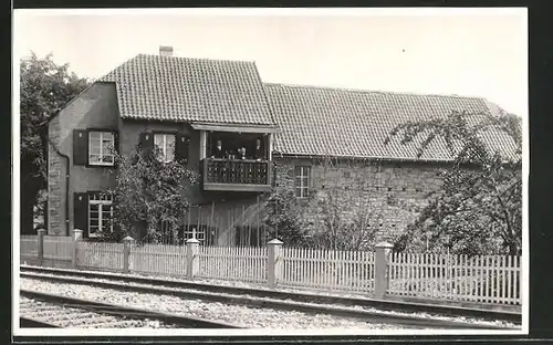 Foto-AK Sötenich / Eifel, Haus an der Eisenbahnstrecke, Familie auf dem Balkon
