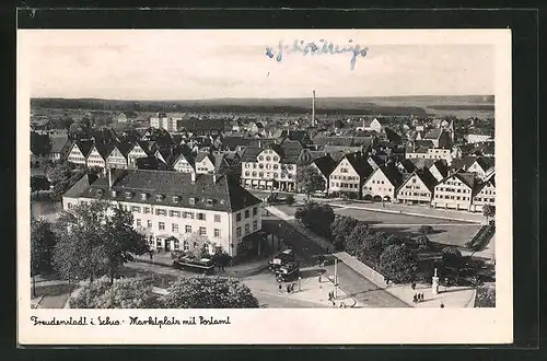 AK Freudenstadt i. Schw., Marktplatz mit Postamt und parkenden Autobussen, Sicht über den Ort