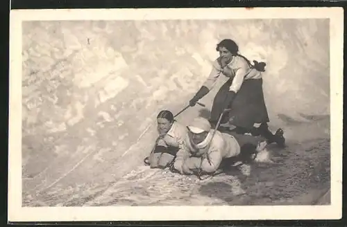 AK Zwei Frauen und ein Mann fahren mit einem Schlitten