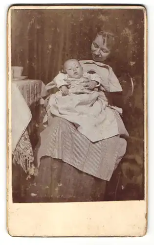 Fotografie unbekannter Fotograf und Ort, Portrait Mutter mit Säugling