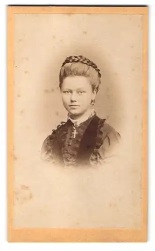 Fotografie L. Belitski, Nordhausen, Portrait Fräulein mit aufwendiger Frisur