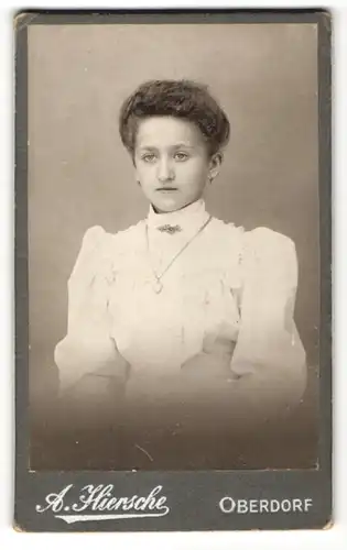 Fotografie A. Hiersche, Oberdorf, Portrait Mädchen mit Hochsteckfrisur in Kleid