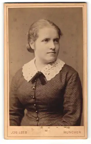 Fotografie Jos. Leeb, München, Portrait junge Frau mit zusammengebundenem Haar