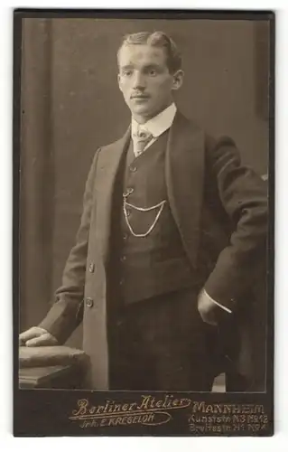 Fotografie E. Kregeloh, Mannheim, Portrait junger Herr in Anzug