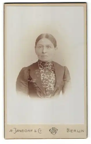 Fotografie A. Jandorf & Co., Berlin, Portrait Frau mit zusammengebundenem Haar