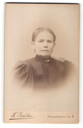 Fotografie H. Zeidler, Berlin-SW, Portrait Frau mit Ohrringen