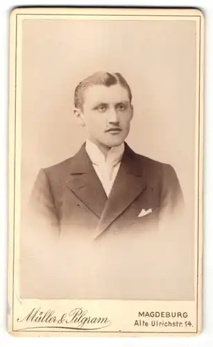 Fotografie Müller & Pilgram, Magdeburg, Portrait junger Mann mit zurückgekämmtem Haar