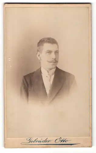 Fotografie Gebrüder Otto, Gransee, Portrait junger Herr in Anzug