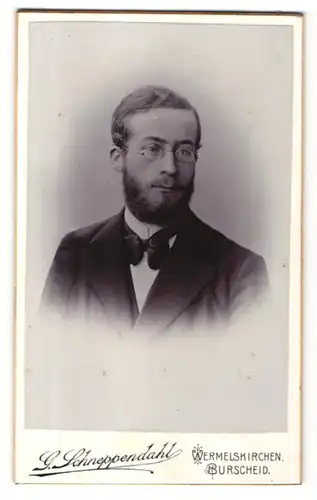 Fotografie G. Schneppendahl, Wermelskirchen & Burscheid, Portrait junger Herr mit Bart und Brille