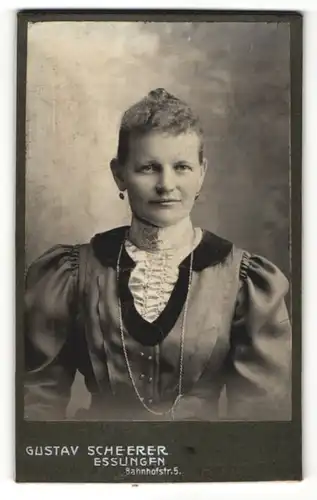 Fotografie Gustav Scheerer, Esslingen, Portrait Dame mit Ohrringen