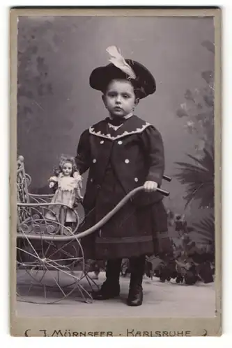 Fotografie J. Mürnseer, Karlsruhe, Portrait kleines Mädchen in modischer Kleidung mit Puppe